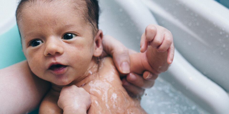 BADE BABY: Bad babyen i en badebalje som har deilig temperatur, uten olje og såpe. Hold godt tak i babyen slik den ikke faller.