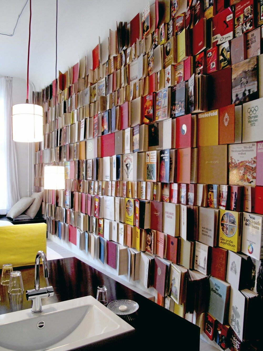 FANCY. Den bokdekorerte veggen har  en voldsom, livlig visuell kraft - og bøkene henger jo hendig til...