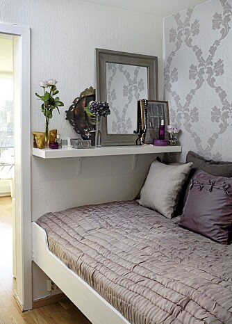 PLASSBYGD: En vegg i sovealkoven har fått et mønstret tapt Rococo Damask fra Cole & Son, som forhandles av John O. Borge. Sengen er plassbgd og har lagrinsmuligheter under. En enkel hylle over sengen erstatter nattbord. PLASSBYGD: En vegg i sovealkoven har fått et mønstret tapt Rococo Damask fra Cole & Son, som forhandles av John O. Borge. Sengen er plassbgd og har lagrinsmuligheter under. En enkel hylle over sengen erstatter nattbord.