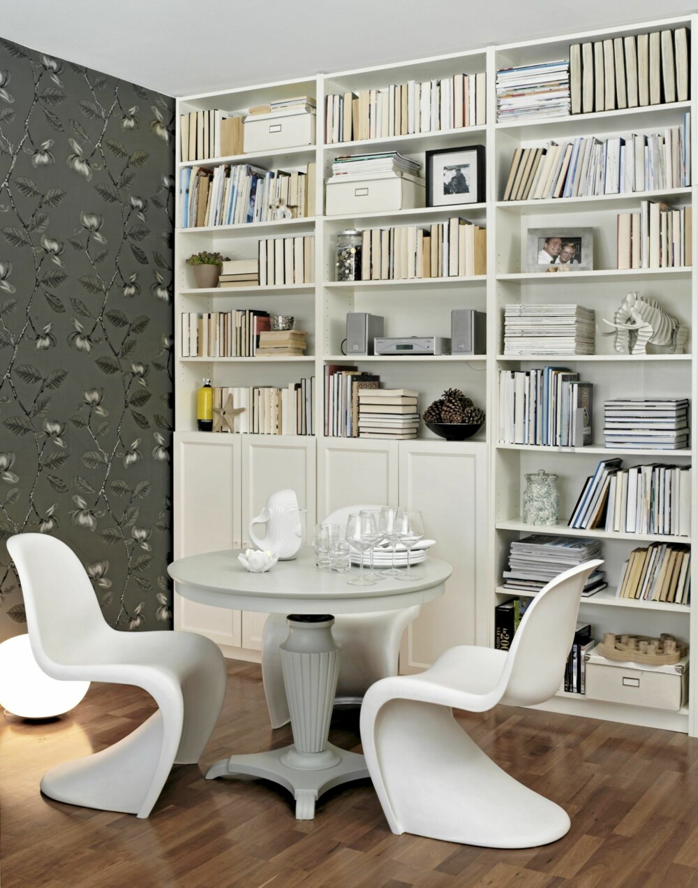 SPISESTUEKROK: Bokveggen er det første man legger merker til. Siden blir den mer og mer usynlig. Tapetet er fra Ruths design, stolene fra Vitra og det regulerbare spillebordet er kjøpt i en antikvitetsbutikk. SPISESTUEKROK: Bokveggen er det første man legger merker til. Siden blir den mer og mer usynlig. Tapetet er fra Ruths design, stolene fra Vitra og det regulerbare spillebordet er kjøpt i en antikvitetsbutikk.