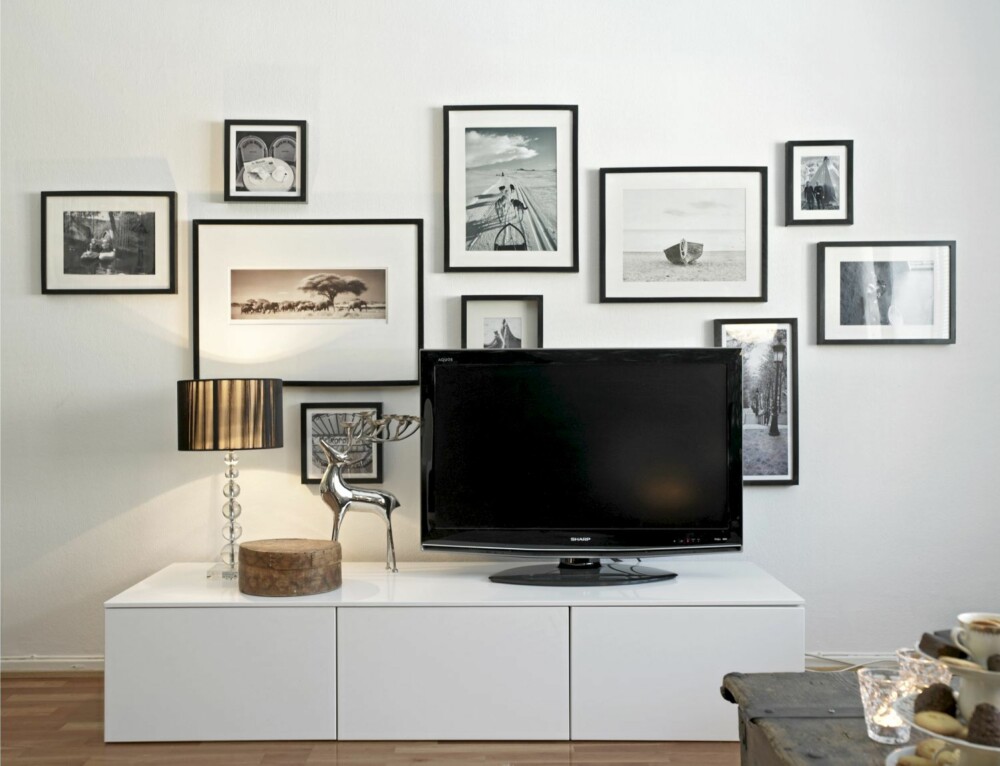BILDER BAK TV-BILDET: Fotografiene er delvis private og delvis fra Ikea. Tv-benken er satt sammen av tre ventilatorskap fra Ikea. BILDER BAK TV-BILDET: Fotografiene er delvis private og delvis fra Ikea. Tv-benken er satt sammen av tre ventilatorskap fra Ikea.