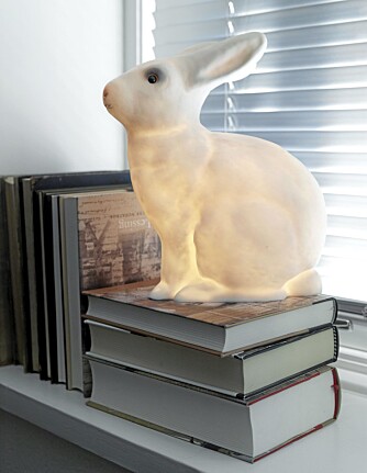 LYDLØS LAMPE. Plastkaninen fra Country Chic tilfører en dose kitsch. LYDLØS LAMPE. Plastkaninen fra Country Chic tilfører en dose kitsch.
