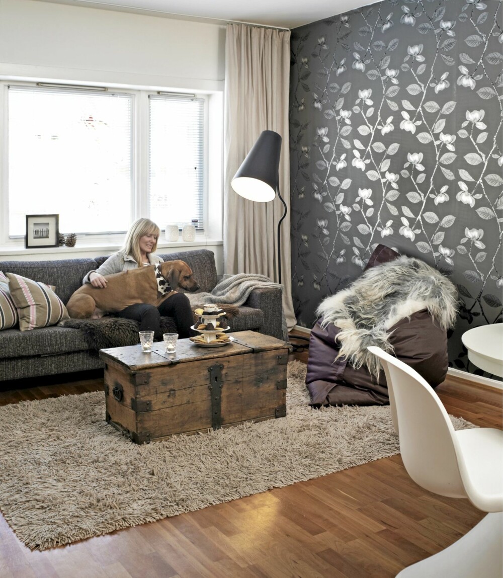 NYTT OG GAMMELT. Fatboy sittesekk og sofa fra BoConcept. Gulvlampen «Bender» er fra Northern Lighting, kisten er arvet. NYTT OG GAMMELT. Fatboy sittesekk og sofa fra BoConcept. Gulvlampen «Bender» er fra Northern Lighting, kisten er arvet.