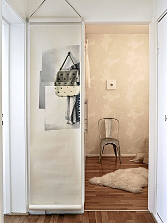 HENG OPP RULLEN: Løsningen krever bare en krok og en snor. Du slipper lim og tapetkniv og kan variere motiv kjapt og enkelt. Tapetet er fra Ruths Design. HENG OPP RULLEN: Løsningen krever bare en krok og en snor. Du slipper lim og tapetkniv og kan variere motiv kjapt og enkelt. Tapetet er fra Ruths Design.
