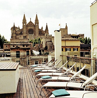 HIMMELSK: Takterrassen med badstu(!) gir deg oversikt over gamlebyens tak og La Seu-katedralen.