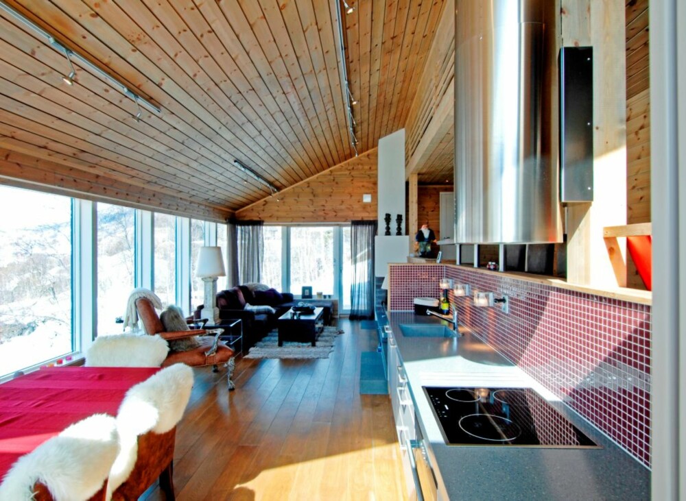 LUNT OG ELEGANT: Kjøkkenet består av en lang benk, skjermet av en bakvegg mot soverommene og galleriet.
