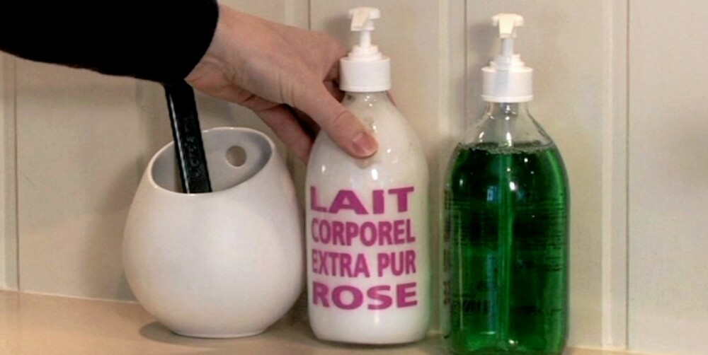 Oppvaskmiddel kan fylles over i en fin flaske, og kanskje suppleres med en dekorativ flaske med håndkrem.