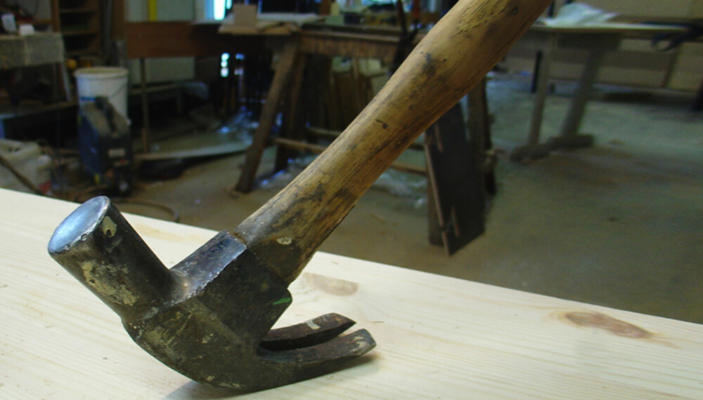 Hammer med treskaft: Hammeren skal stå av seg selv på hodet.