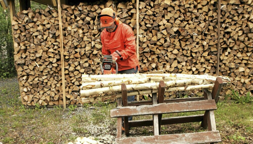 VEDFYRING: De større kjedene har problemer med å konkurrere med den lokale bonden. Ifølge småbrukerne har du mest å hente på pris dersom du bestiller storsekker, det vil si 1000-liters sekker.