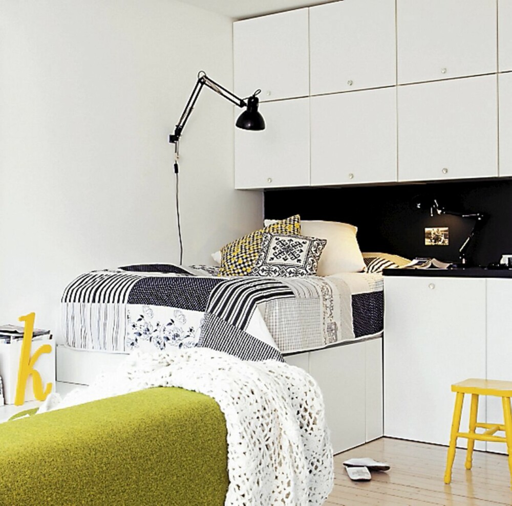 SOVEPLASS: Med kjøkkenskapstammer under, ved siden av og over sengen har Hege fått mye oppbevaringsplass på et knøtt lite areal. En gammel krakk er malt knall gul, trappestigen er fra Maxbo, og Kramfors
sofa med grønt ulltrekk fra Ikea. SOVEPLASS: Med kjøkkenskapstammer under, ved siden av og over sengen har Hege fått mye oppbevaringsplass på et knøtt lite areal. En gammel krakk er malt knall gul, trappestigen er fra Maxbo, og Kramfors
sofa med grønt ulltrekk fra Ikea.