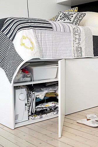 SMART OPPBEVARING: Med sengen løftet fra gulvet, er det plass til praktiske skap under. SMART OPPBEVARING: Med sengen løftet fra gulvet, er det plass til praktiske skap under.