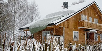 MÅKING AV TAKET: Presenningen var litt for kort til å dekke taket. Banggren skjøtet derfor på lengden med en taustump for å få den til å ligge på plass.