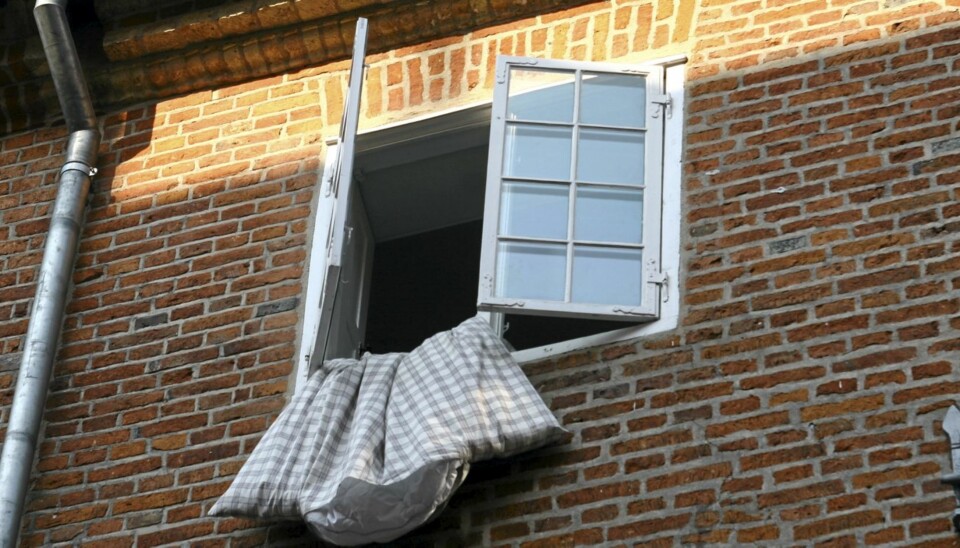 MEN IKKE NÅR DU SOVER: Bor du i et nyere hus, er det mest sannsynlig ingen grunn til å sove for åpent vindu. God utlufvting av rommet, og sengetøyet, er likevel smart for å få bukt med midd, fukt og mugg.