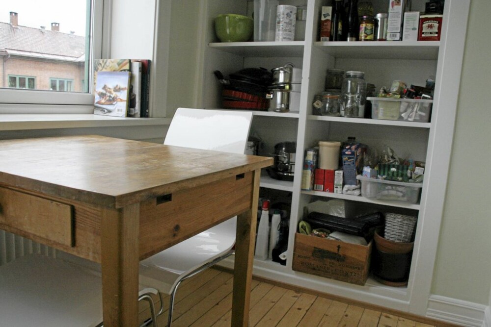 ÅPNE SKAP: Det ferdigmalte skapet får stå uten dører. De tok for mye plass. Bordet er gammelt, stolene fra Skeidar. Foto: <a href="http://www.flickr.com/photos/eklem///">eklem</a> på Flicker.com. Noen <a href="http://creativecommons.org/licenses/by/2.0/deed.en_GB">rettigheter</a> reservert. ÅPNE SKAP: Det ferdigmalte skapet får stå uten dører. De tok for mye plass. Bordet er gammelt, stolene fra Skeidar. Foto: <a href="http://www.flickr.com/photos/eklem///">eklem</a> på Flicker.com. Noen <a href="http://creativecommons.org/licenses/by/2.0/deed.en_GB">rettigheter</a> reservert.