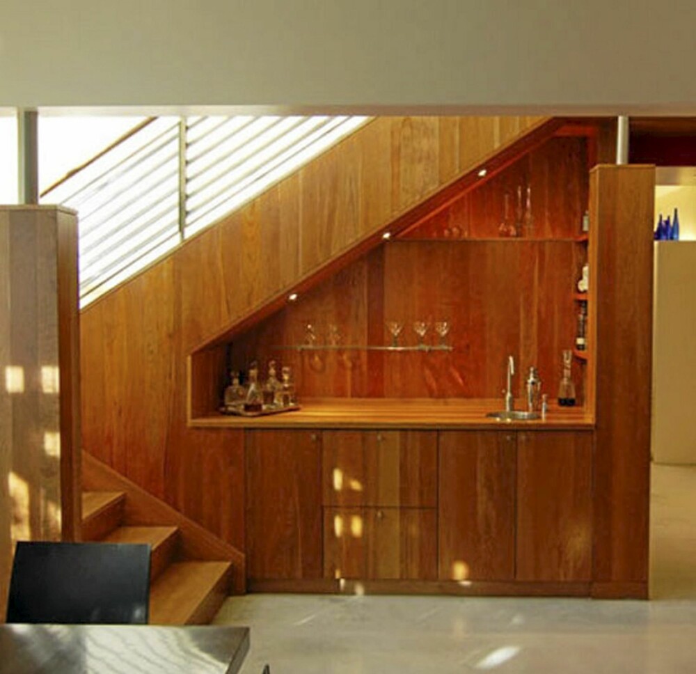 ROMMET UNDER TRAPPEN: En bar kan være løsningen for det uutnyttede rommet under trappen.