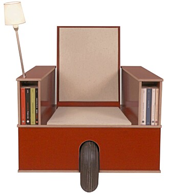 BIBLIOTEKSTOL: Er dette en stol eller et mini-bibliotek? En komfortabel stol med påmontert leselampe og plass til rundt 80 bøker, kr 19.800 fra designdelicatessen.com. BIBLIOTEKSTOL: Er dette en stol eller et mini-bibliotek? En komfortabel stol med påmontert leselampe og plass til rundt 80 bøker, kr 19.800 fra designdelicatessen.com.