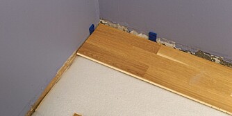 MOT VEGGEN: Notsiden legges mot veggen. Vær og obs på skjeve vegger. MOT VEGGEN: Notsiden legges mot veggen. Vær og obs på skjeve vegger.