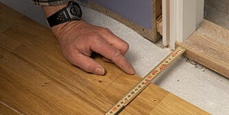 AVSLUTT MED TOMMESTOKK: Slik tilpasser du det siste parkettbordet. AVSLUTT MED TOMMESTOKK: Slik tilpasser du det siste parkettbordet.