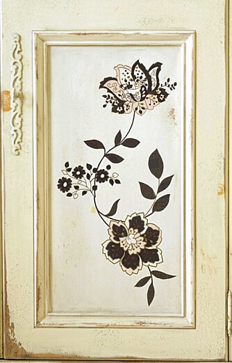 DØR MED WALLSTICKERS: Dekorative blomster fra Komar, kr 249 for fire deler hos Tapetshop. DØR MED WALLSTICKERS: Dekorative blomster fra Komar, kr 249 for fire deler hos Tapetshop.