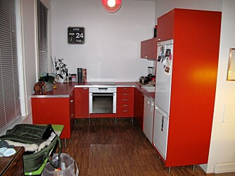FUNKSJONELT: Den oransje fargen passer til det enkle, retropregede kjøkkenet. FUNKSJONELT: Den oransje fargen passer til det enkle, retropregede kjøkkenet.