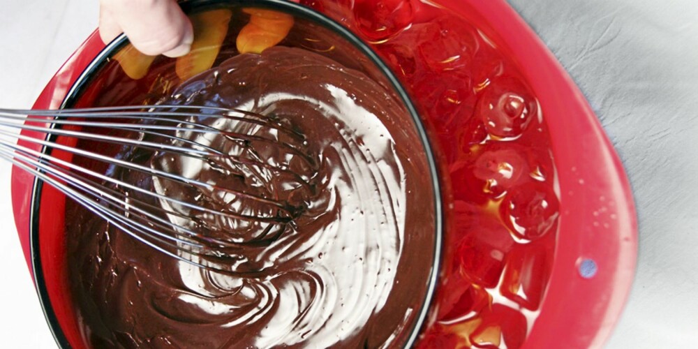 SJOKOLADESAUS: Med litt sjokolade, vann og noen isbiter kan du lage en fantastisk sjokoladedessert.