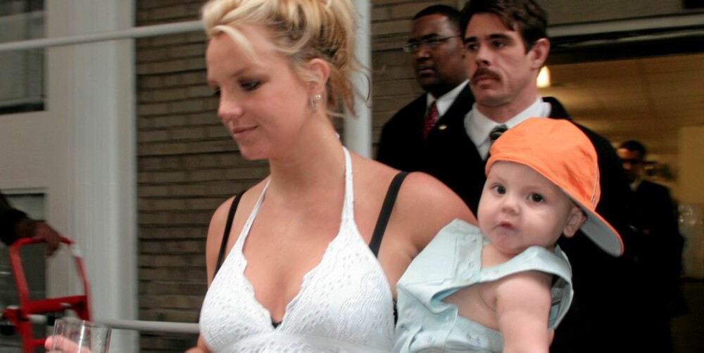 MAMMA: Britney Spears med sønnen Sean Preston. Hun fikk sitt første barn da hun var 24 år og sitt andre da hun var 25 år.