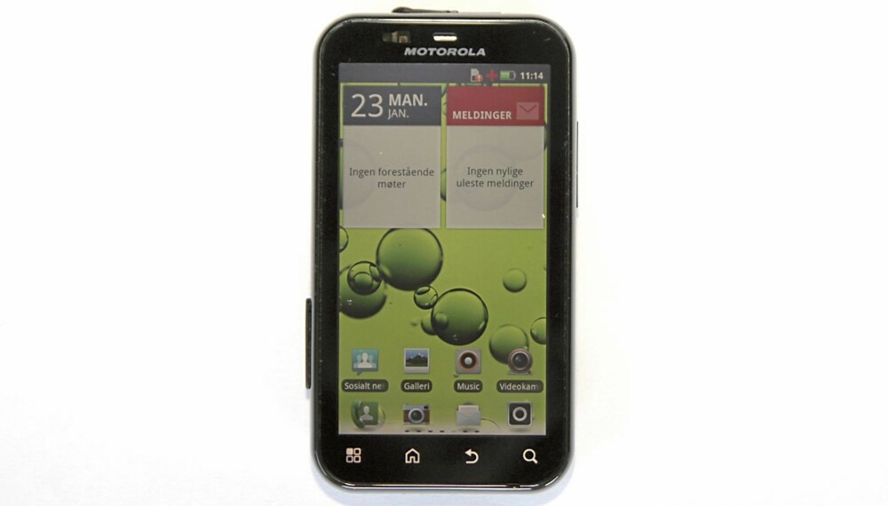 VANNTETT: Klikk.no og Villmarksliv har testet vanntette smarttelefoner.