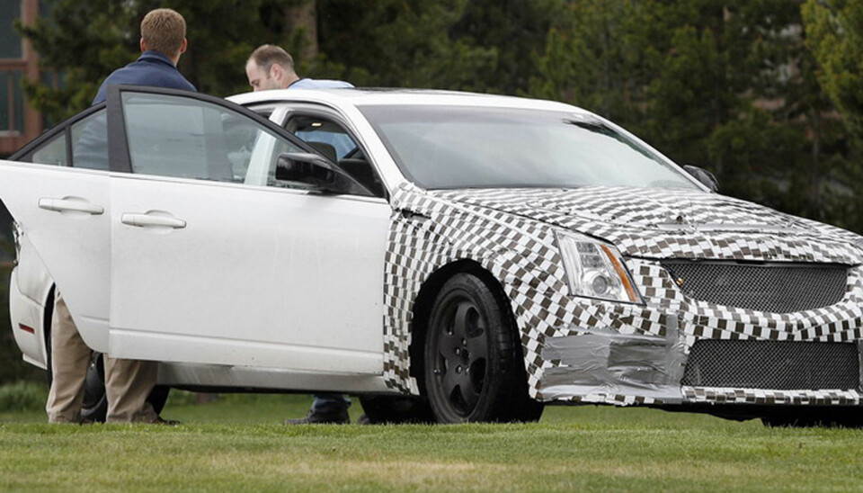 Selv om bilen er godt kamuflert, og ikke har alle detaljene på plass, er det ingen tvil om at dette er den kraftige CTS-V som testes. (Foto: Automedia)