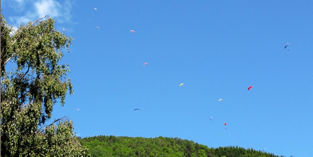 SVEVER: Paraglidere i luftrommet over Voss sentrum.