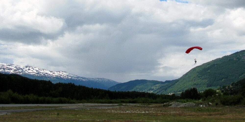 LANDER: Tormod Granheim på vei inn for sin aller første landing i fallskjerm. LANDER: Tormod Granheim på vei inn for sin aller første landing i fallskjerm.