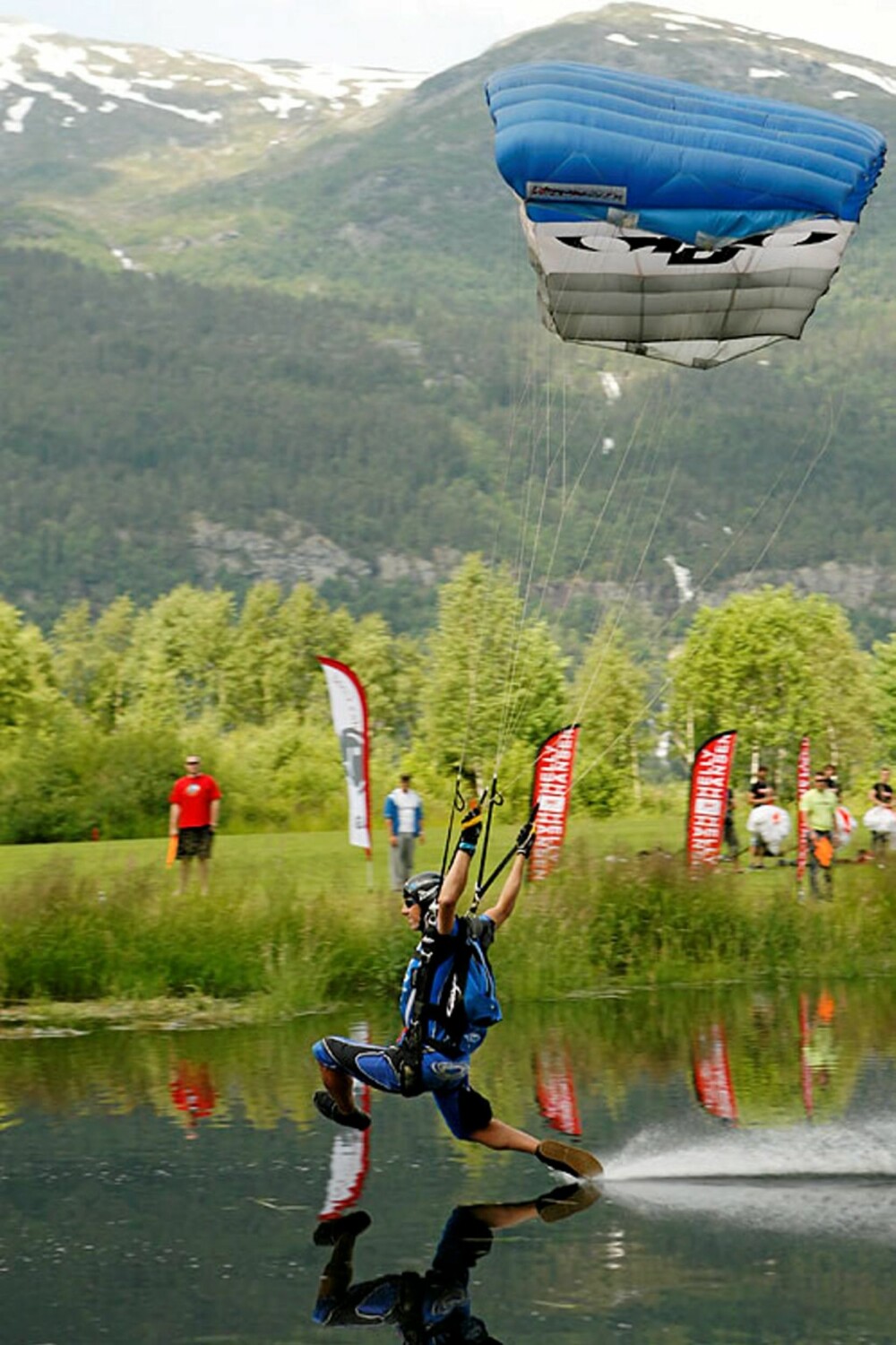 SWOOPING: For de store gutta er det swooping som gjelder. SWOOPING: For de store gutta er det swooping som gjelder.