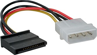 ADAPTER: Dersom strømforsyningen din ikke har SATA-strømkontakter, kan du bruke en slik adapter til firepins molex.