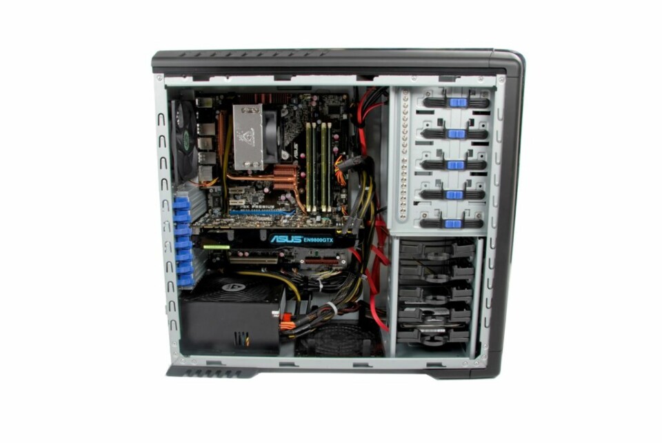 Coolermaster 690 Dominator bør sterkt vurderees for dem som ser etter et nytt kabinett. Vi er spesielt imponert over de støydempede harddiskrammene.