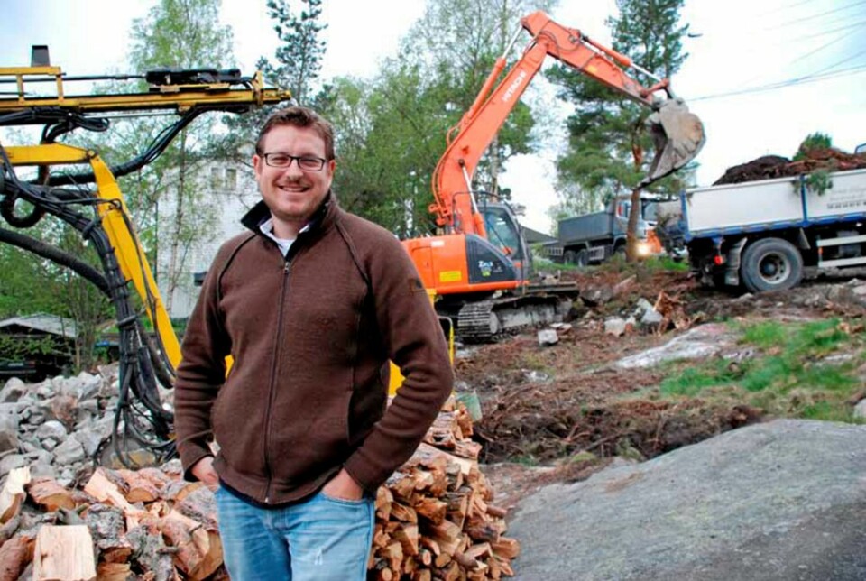 GRAVINGEN STARTER: I mai var alt det formelle i orden og Kristian Jacobsen kunne endelig stikke spaden i jorda.