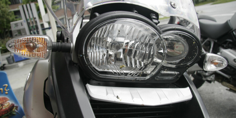 R1200 GS har fått ny front med hvite blinklys og leppe under lykten.
