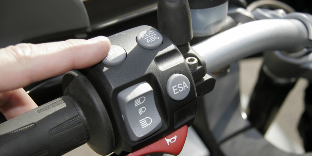ESA-knappen styrer justeringen av dempingen, og kan gjøres mens du kjører (demping) eller står stille med motoren i gang (forspenning). Ekstrautstyr, men vel verdt pengene.