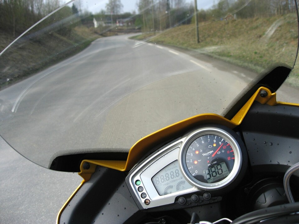 Selv om det finnes store adventuresykler som har enda bedre sportsegenskaper, finner vi stor glede i å herje rundt på svingete asfalt med Triumph Tiger.