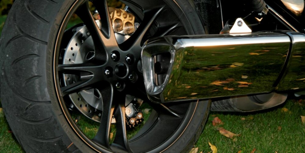 ENKELTSVING: Lekker potte, lekkert bakhjul. DN-01 er dyr, men Honda har gjort et gjennomført design.