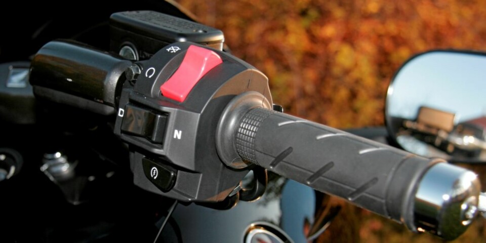 MENNESKEVENLIG AUTOMATGIR? Honda kaller det Human-Friendly Transmission. Anyway - det har uhyre enkel betjening på styret.