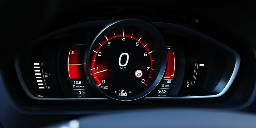 RØD SONE: Digitale instrumenter med analogt utseende. Du kan velge mellom flere tema, men i Volvo V40 Cross Country T5 AWD passer det best med den sportslige røde varianten. RØD SONE: Digitale instrumenter med analogt utseende. Du kan velge mellom flere tema, men i Volvo V40 Cross Country T5 AWD passer det best med den sportslige røde varianten.