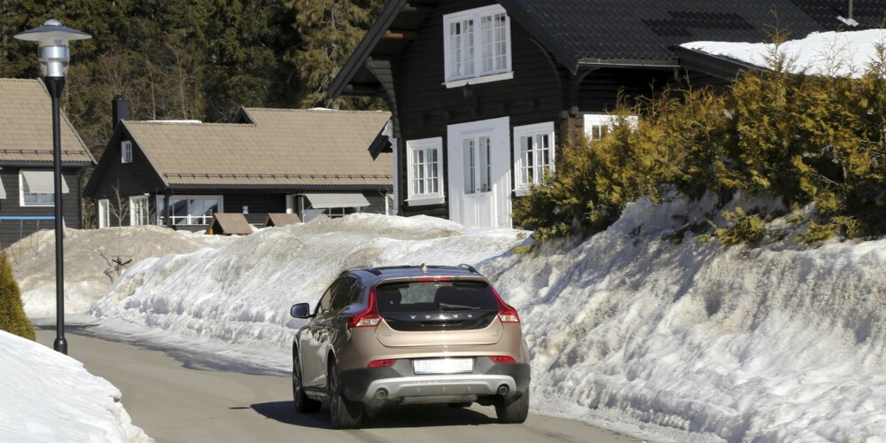 KLER VINTEREN: Volvo V40 Cross Country T5 AWD oppfører seg spesielt godt i vinterhalvåret, men byr på mye moro resten av året med en kraftig og karismatisk motor.