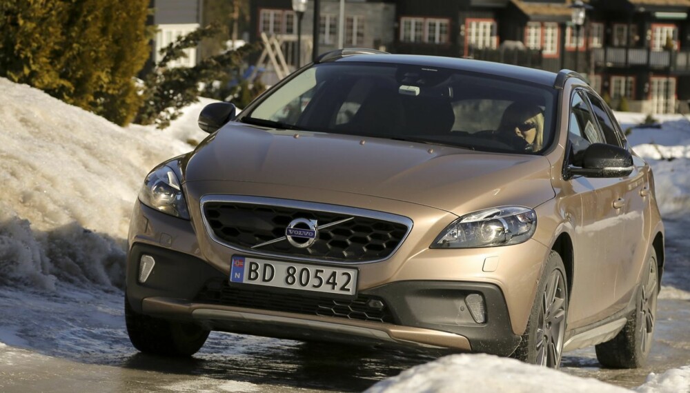 TØFF NOK: Volvo V40 Cross Country T5 AWD har et småtøft utseende og mer enn nok krefter til å leve opp til det. TØFF NOK: Volvo V40 Cross Country T5 AWD har et småtøft utseende og mer enn nok krefter til å leve opp til det.