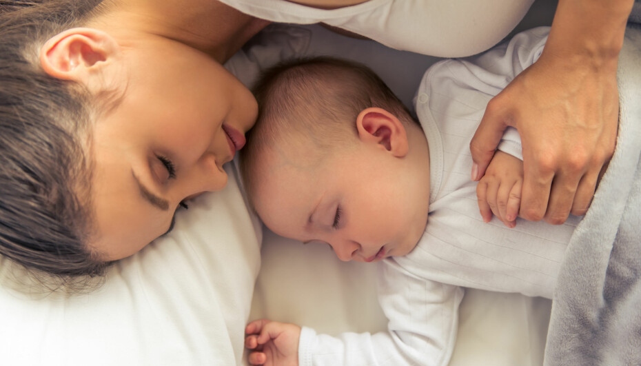 SAMSOVING MED BABY: Stadig flere foreldre velger å samsove med babyen sin.