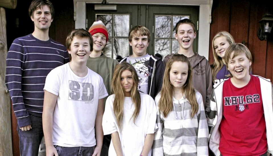 Håvard Tjora er lærer for Ernst Kåre, Tommy, Christer, Thea, Mathias, Charlotte, Carine, Jonn Christian i realityserien «Blank ark» på TVNorge.