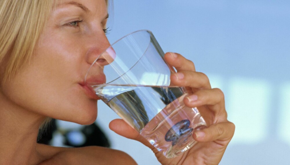 DRIKK VANN: Hos voksne med moderat fysisk aktivitet er omsetningen av vann omtrent 2¿2,5 liter om dagen. Vi henter dette fra drikke (minst 1,5 liter) og mat (ca. 0,7 liter), men ikke minst fra noe som kalles metabolsk vann.