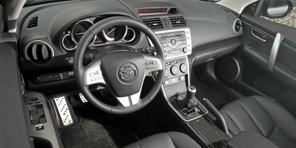 INTERIØRET ER velfungerende, og vi trives godt. Ja, det er noe hardplast her, men bilen oppleves som ordentlig.