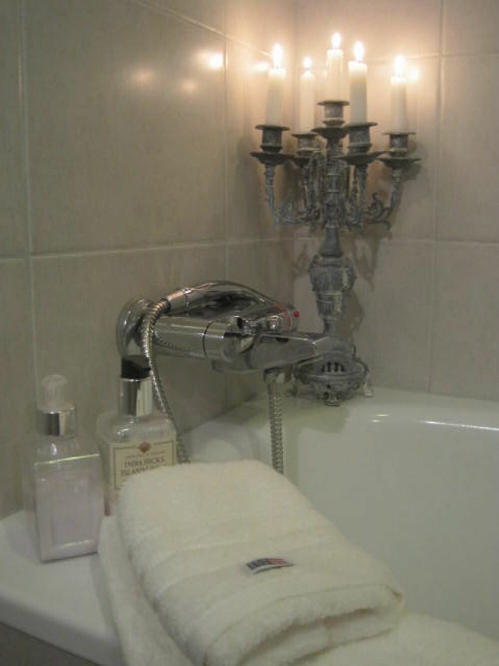 Myke håndklær og velduftende såpe bidrar til luksusfølelsen på badet.