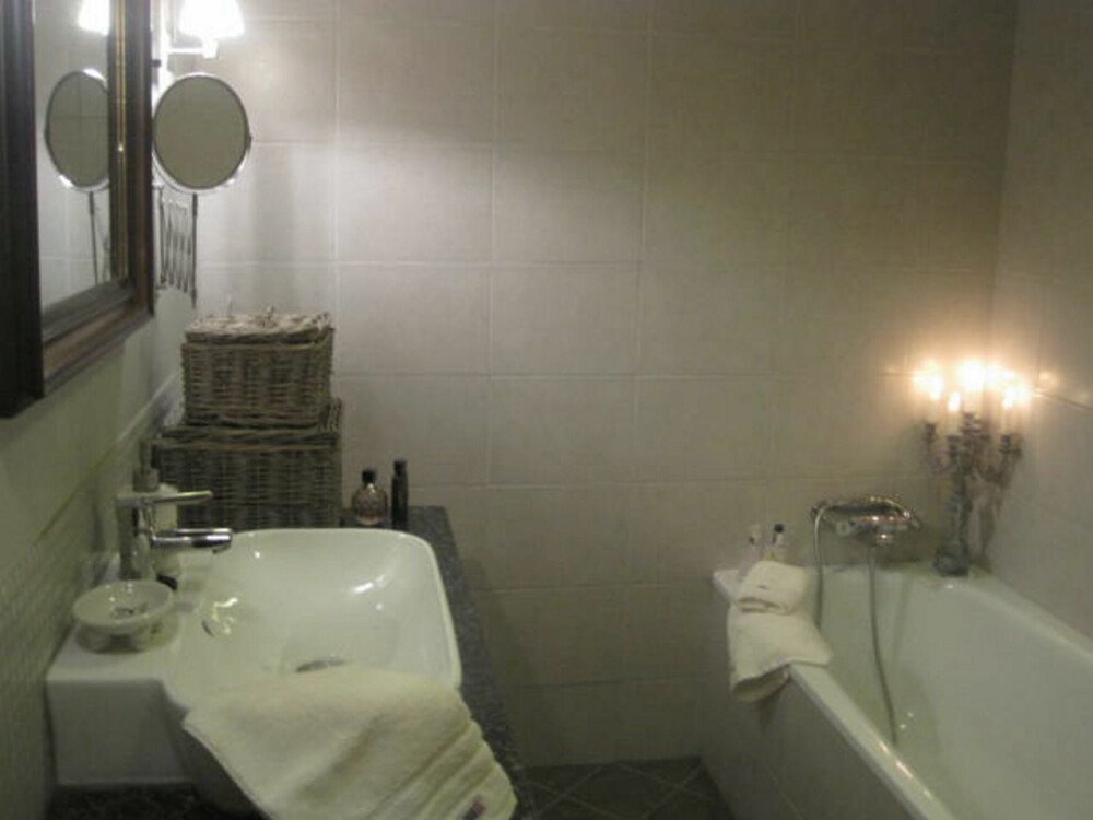 Badet er både praktisk og behagelig innredet i landlig/romantisk stil.
