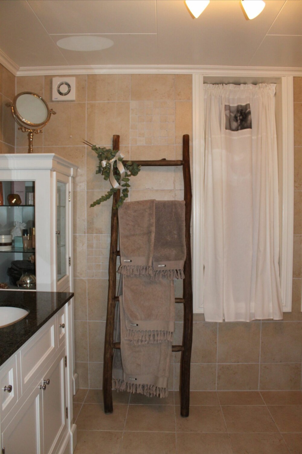 Den rustikke stigen på badet er fin å henge håndklær på.