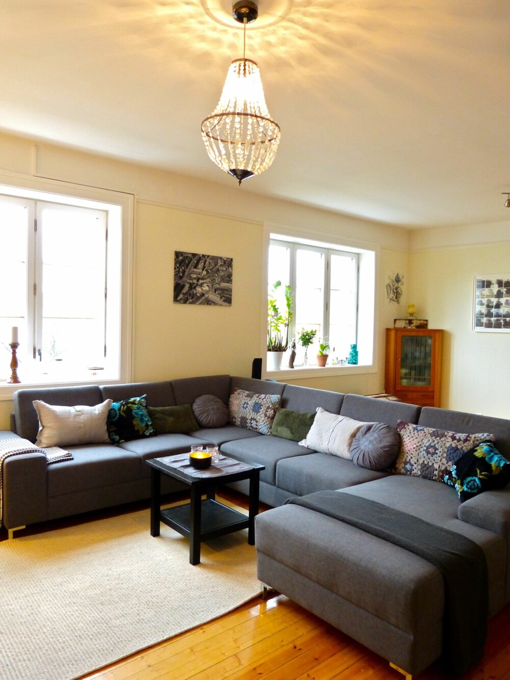 Stuen er innredet med en stor komfortabel sofa fra Bohus og bord fra Ikea i kombinasjon med diverse bruktskatter.